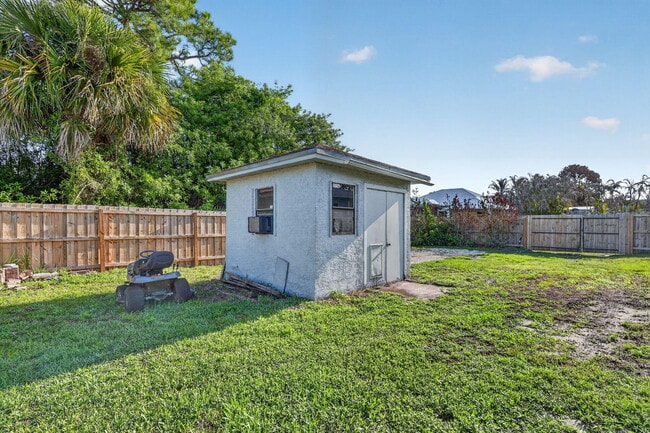 Building Photo - 481 SW Aster Rd