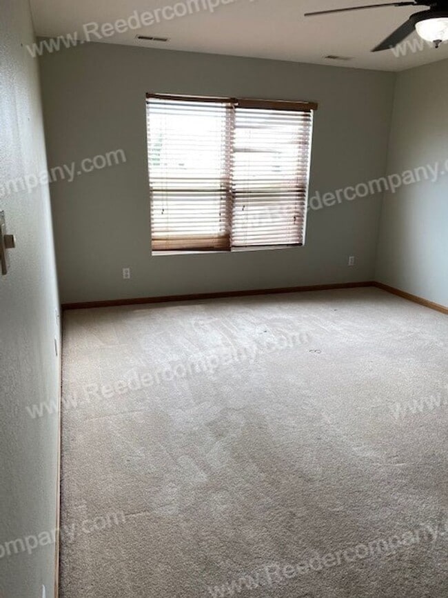 Building Photo - Single level open concept duplex features ...