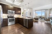 Building Photo - Elevated Galleria Living | 4 Weeks Free + ...