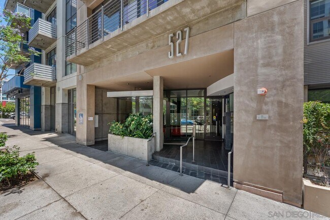 Building Photo - 527 Tenth Ave