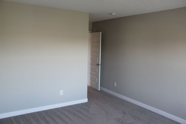 Building Photo - Spacious Move In Ready 5 BR in Avon!