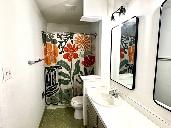 Building Photo - NOW AVAILABLE! Luxurious Town home in Nort...