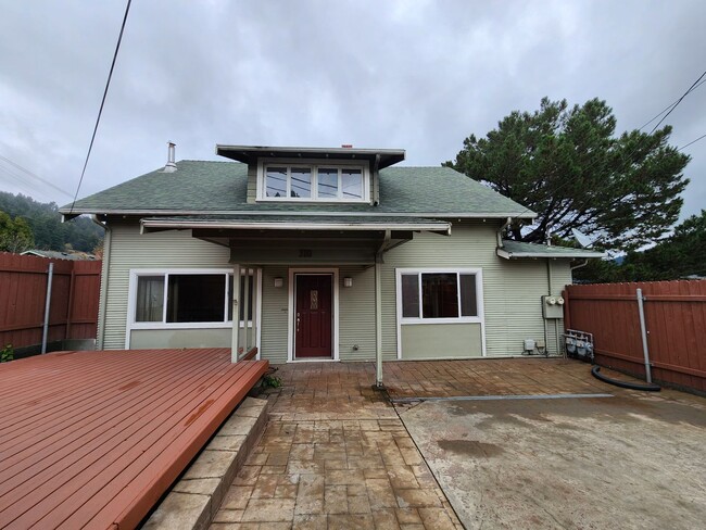Building Photo - Single Family Home in Rio Dell!