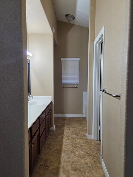 Building Photo - 2602 Roaring Lion Ave
