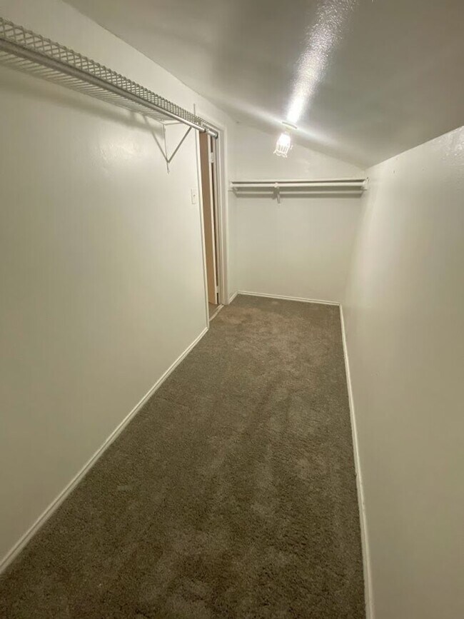 Building Photo - WATERFORD WEST CAMPUS - 4 BEDROOM - $2800