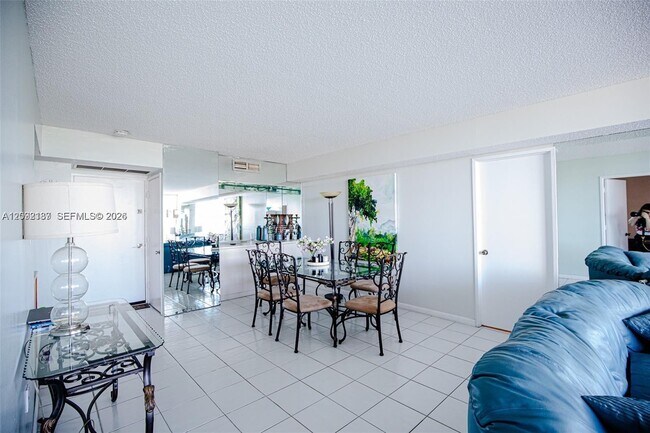 Building Photo - 3701 N Country Club Dr