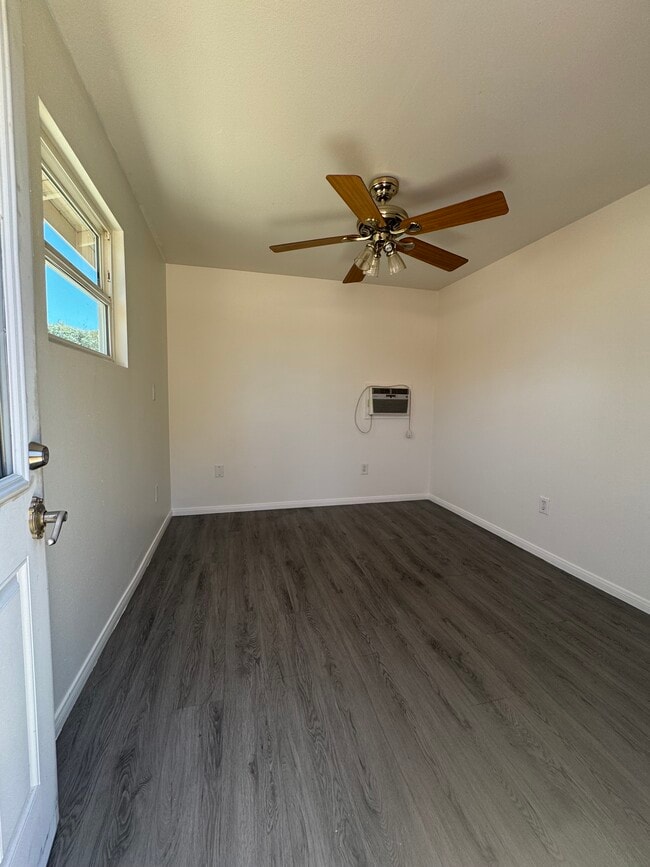 Building Photo - 40253 Johnston Ave