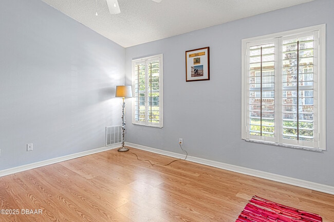 Building Photo - 6 Oak Village Dr