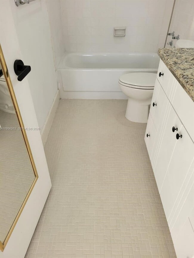 Building Photo - 900 Bay Dr