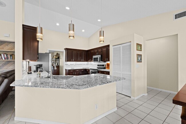 Building Photo - 1707 Primrose Ln