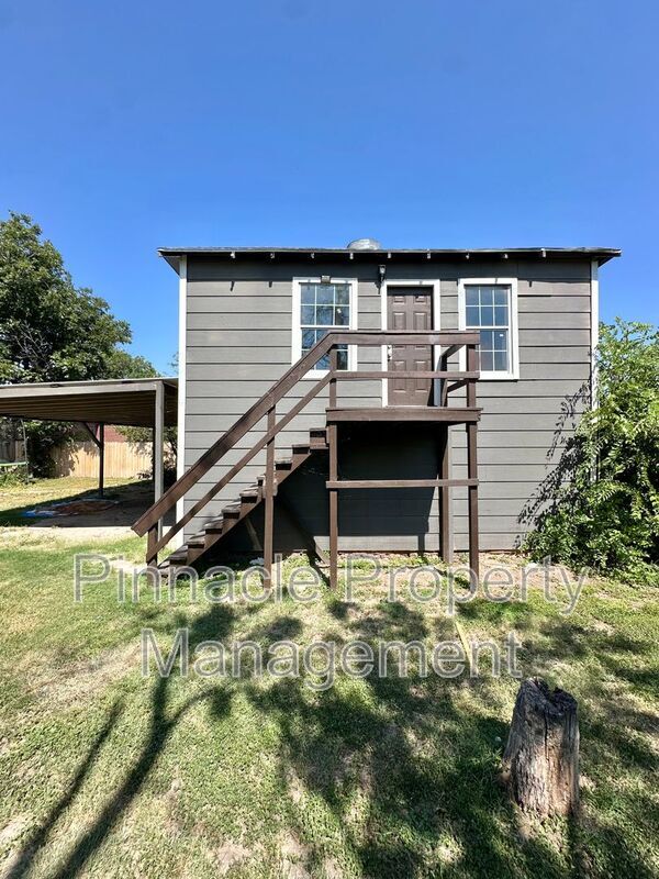 Building Photo - 715 E Harris Ave