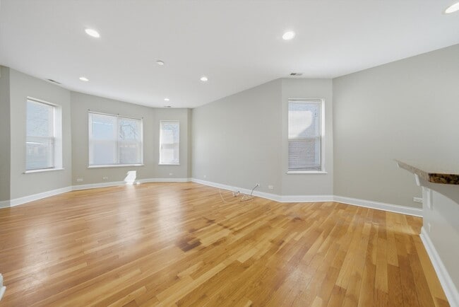 Building Photo - 4742 N Sawyer Ave