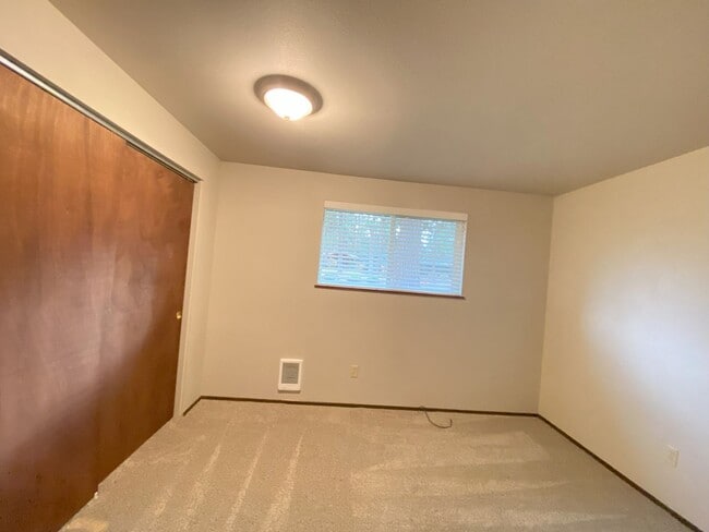 Building Photo - 3 bedroom 2 Bath home - Knoll Heights - Gr...