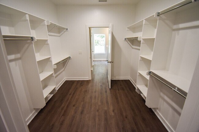 Building Photo - 4BR/2BA Farmington Home!