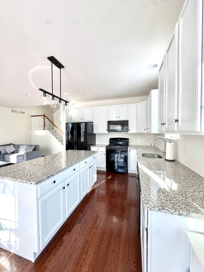 Building Photo - THREE BEDROOM TOWNHOME- PARKLAND SCHOOLS!