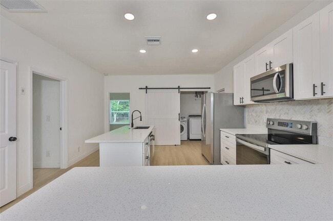 Building Photo - 829 18th St S