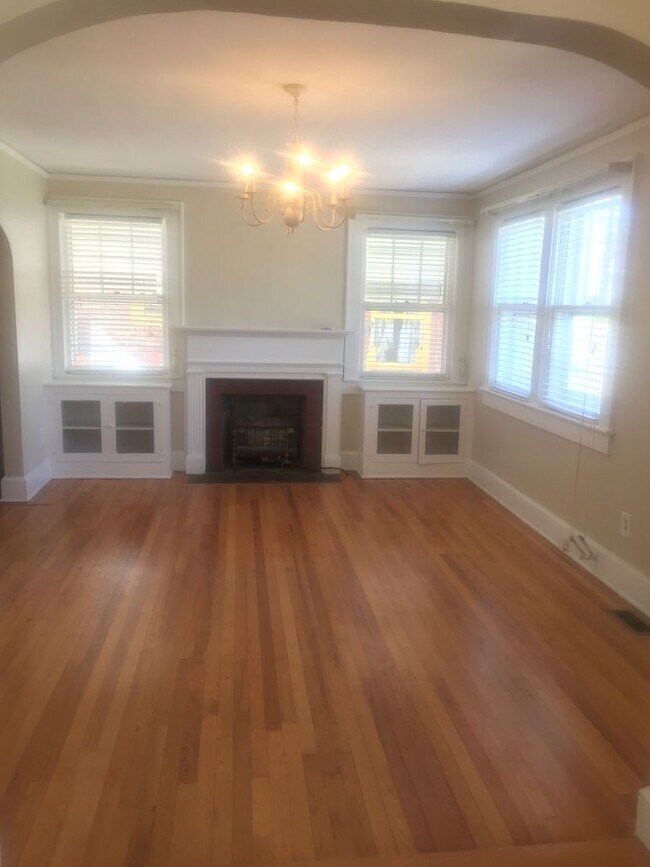 Building Photo - 5 Bedroom 3.5 Bath Brick home in Downtown ...