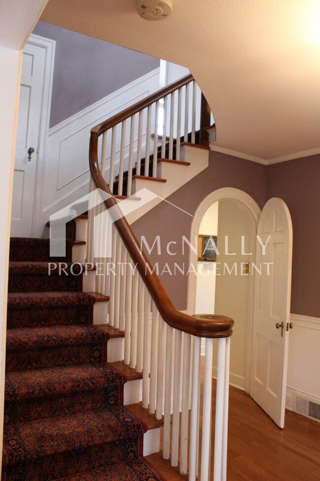 Building Photo - 5 Bedroom, 4 Bathroom Historic Tacoma Home