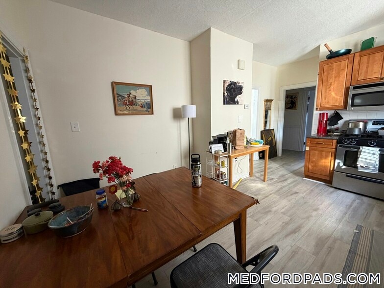 Building Photo - 68 Winchester St