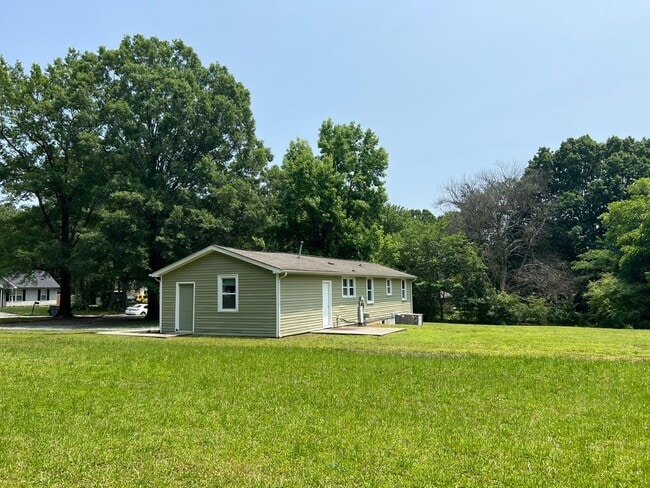 Building Photo - Stunning 4BR/2BA Home in Charlotte!