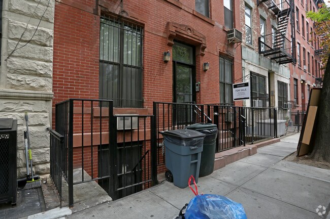 Building Photo - 435 W 48th St