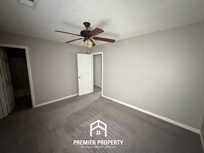 Building Photo - Cozy 3-Bedroom Memphis Rental with Brick Fireplace, High Ceilings & Fenced Yard