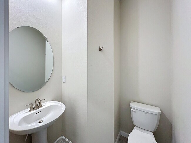 Building Photo - Available Now!  Charming 3-Bedroom Townhou...