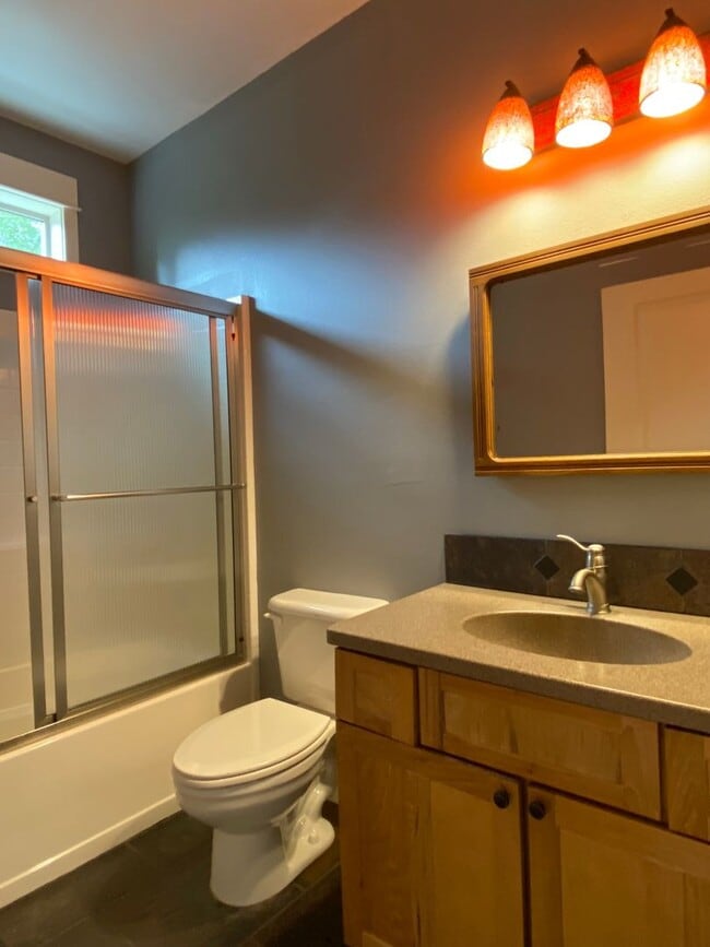 Building Photo - Spacious 3 BR w/ all wood floors and great midtown Bend location