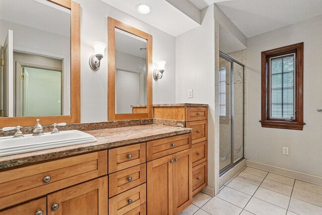 Building Photo - Charming 5 Bedroom, 3.5 Bathroom Home in M...