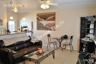 Building Photo - Updated 2 Bedroom 1 Bath - Quick Walk/Bike...