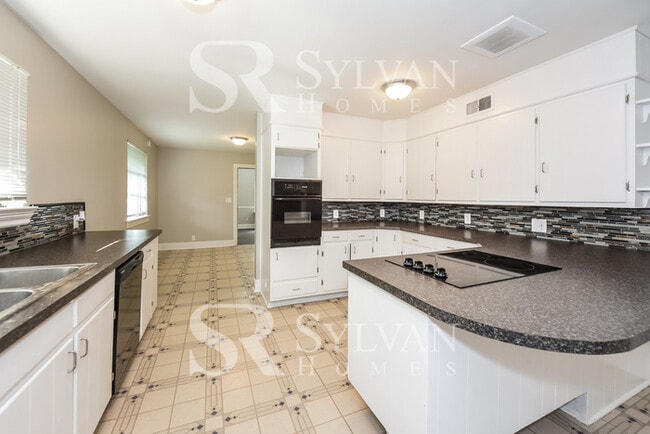 Building Photo - Enjoy one-level living in this 3 bedroom, 2 bathroom ranch-style home