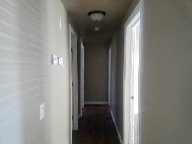 Building Photo - Available August 1st! 3 bed 1 bath, fully ...