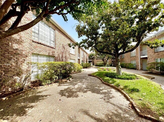 Building Photo - 2121 Fountain View Dr