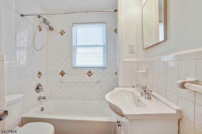 Building Photo - 23 Meeker Pl