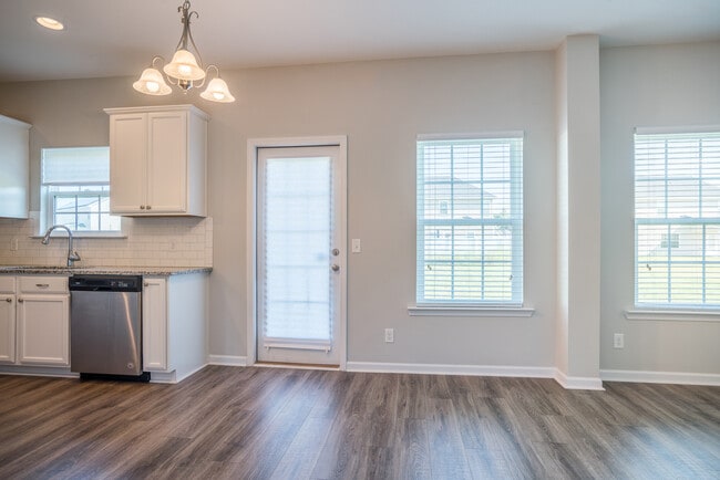 Building Photo - 647 Red Oak Ln