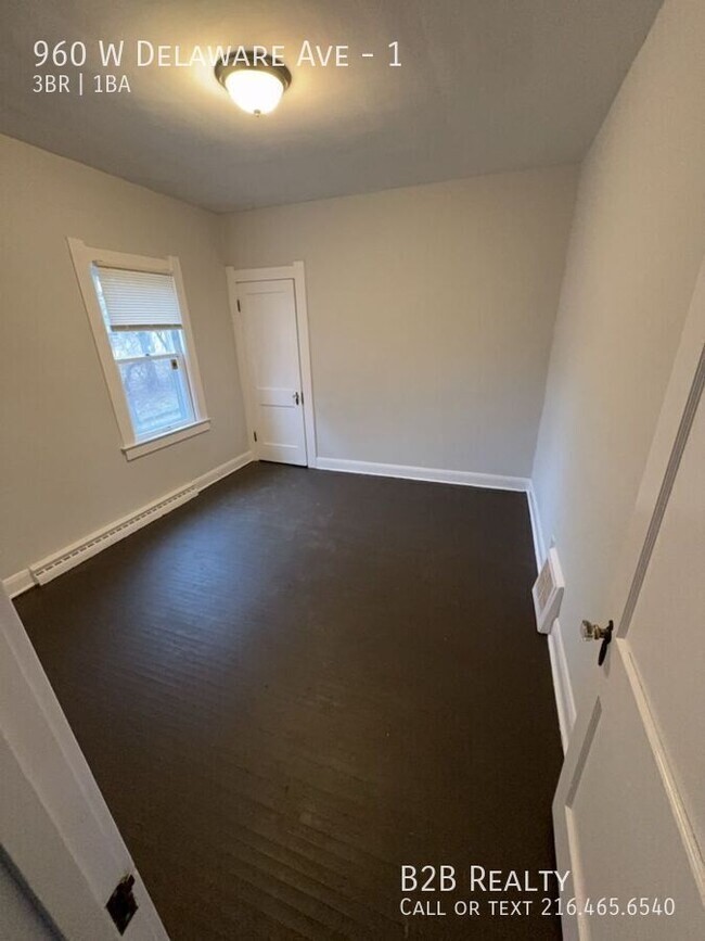 Building Photo - 960 W Delaware Ave