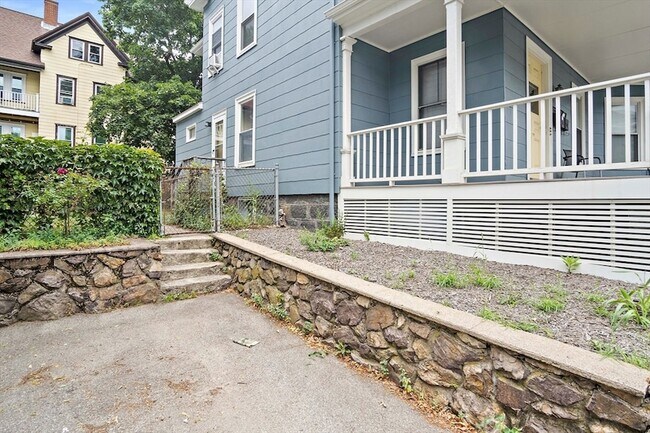 Building Photo - 135 Clifton St