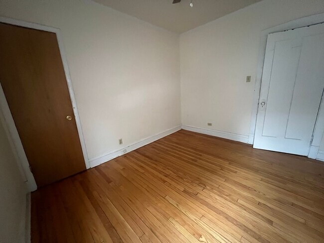 Building Photo - 3348-1 W Sunnyside 2bed/1bath