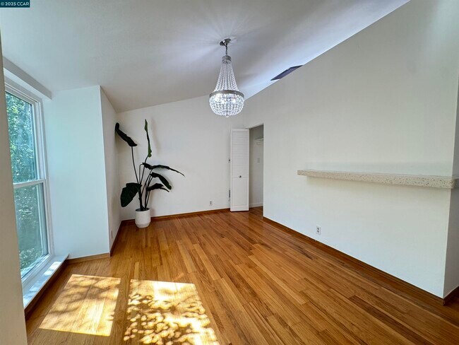 Building Photo - 2075 Ascot Dr