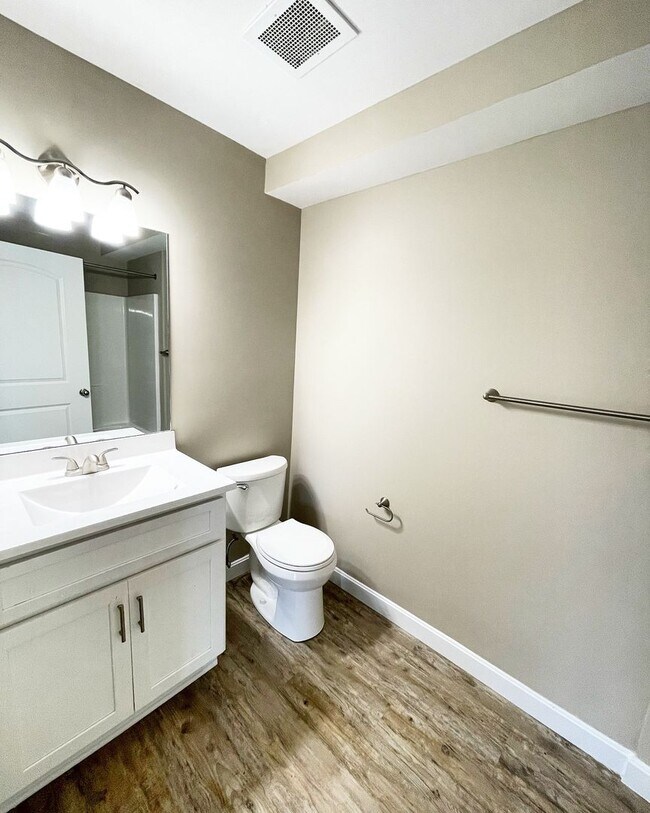 Building Photo - Silver Creek Apartments