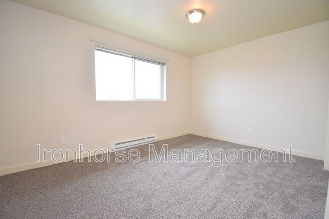 Building Photo - 807 W Villard St