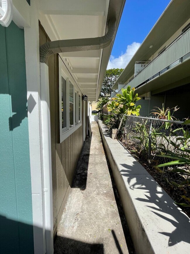 Building Photo - 3 bedrooms, 4 baths and detached bedroom/den in a Multiplex Single Family Home in Lower Nuuanu