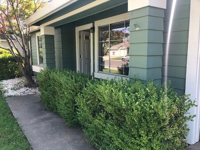 Building Photo - 3 Bedroom 2 Bath House with Amazing Rosevi...