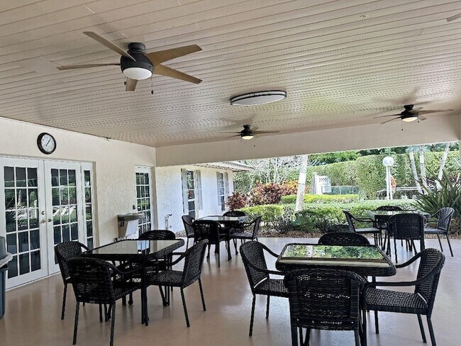 Building Photo - 535 Oaks Dr