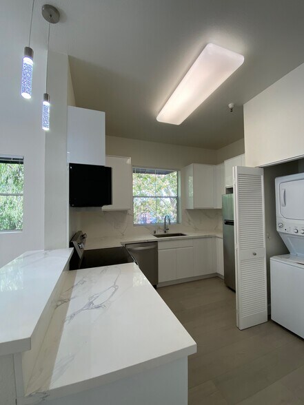 Building Photo - Montage Apartments