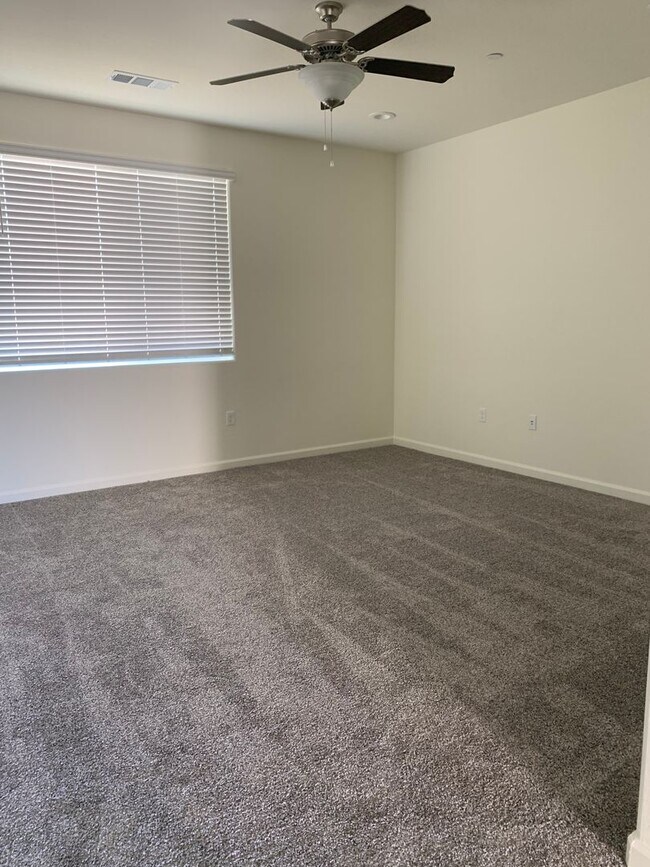 Building Photo - Move in ready!