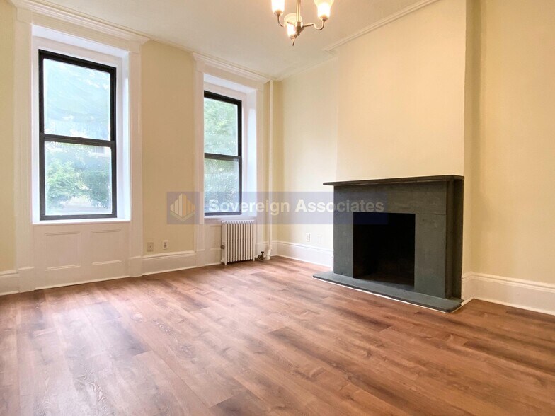Building Photo - 516 E 84th St