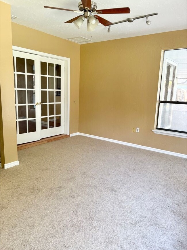 Building Photo - Pool Home in Desired SE Ocala