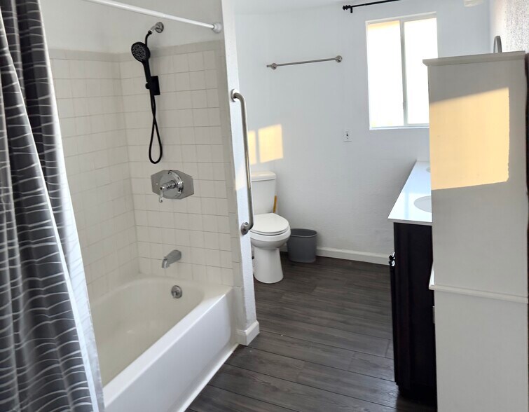 Large shared bathroom br 1-2 with doublle vanity and washer/dryer - 16060 39th Ave