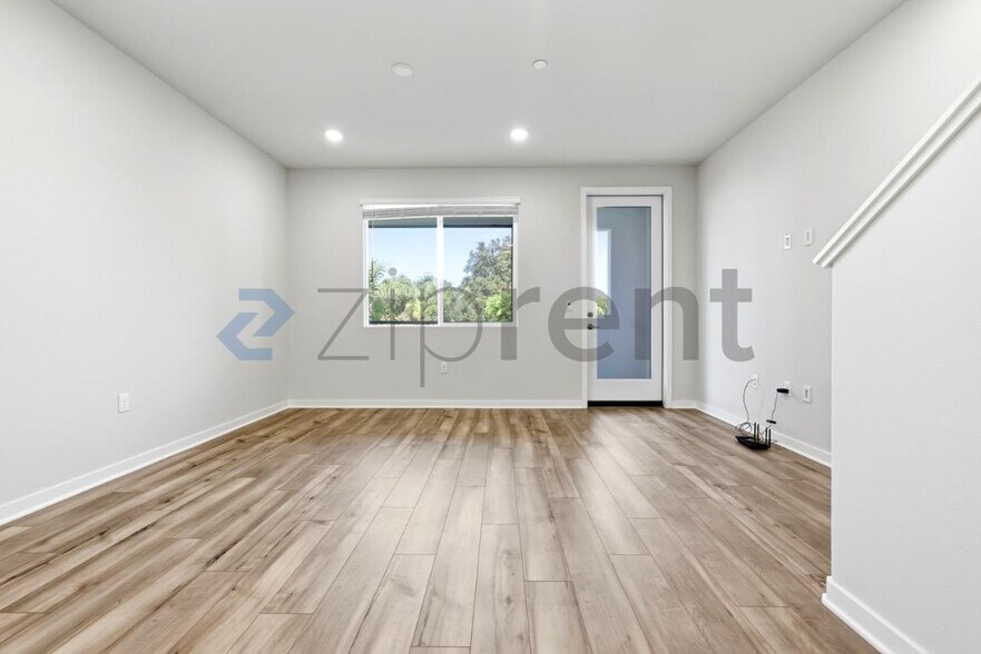 Building Photo - Unit